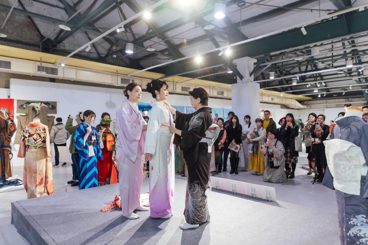 台湾で着付けを実演する花影きもの塾