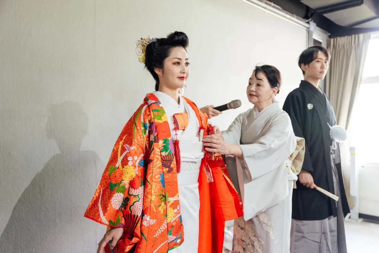 婚礼衣装について解説する須田